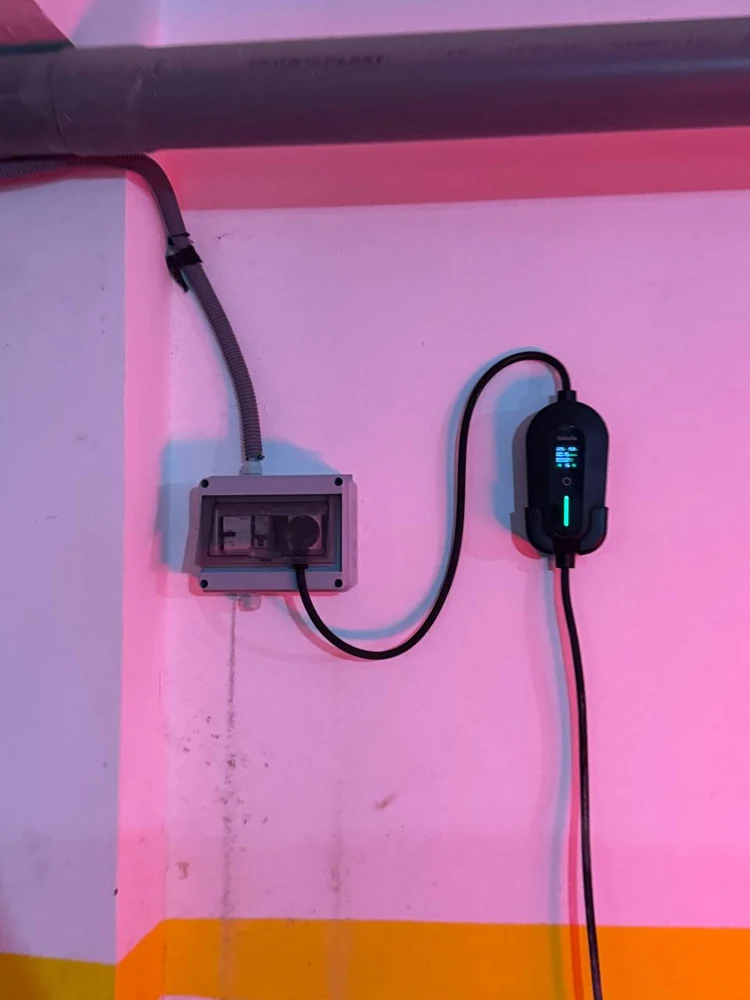 Borne de recharge et son espace de stationnement